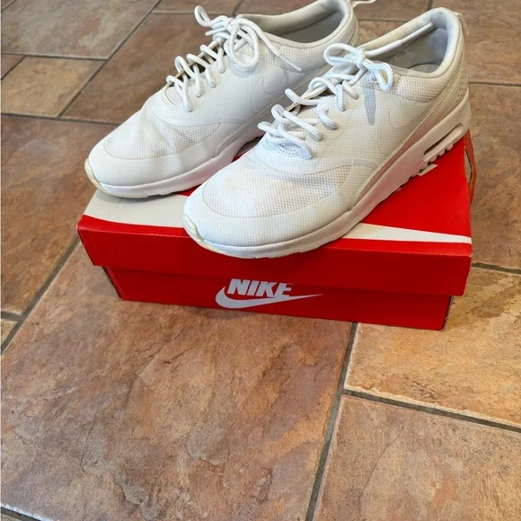 Nike White Low-Top Sneakers - Picture 2 of 3